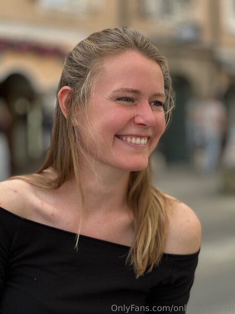 Onlyviviofficial erotic pornstar pic