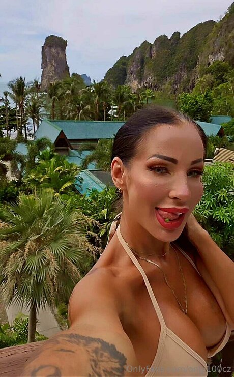 Only100cz model nude photo