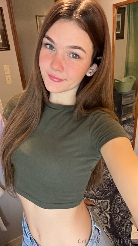 Aliii1123 porn model photo