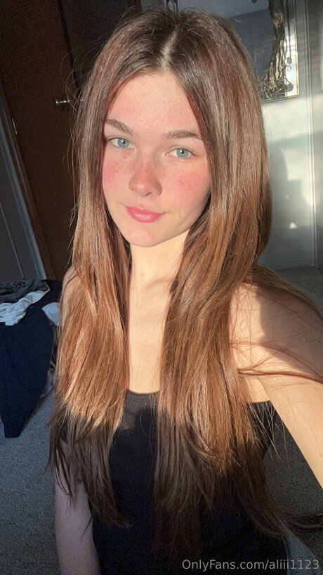 Aliii1123 nude model photos