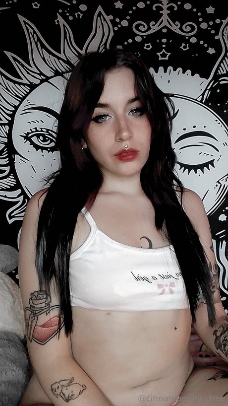 Cinnamonpinkyfree model sexy photos