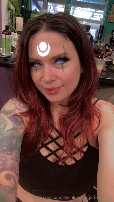 Lilyspleasuregardenfree1 pornstar naked photos