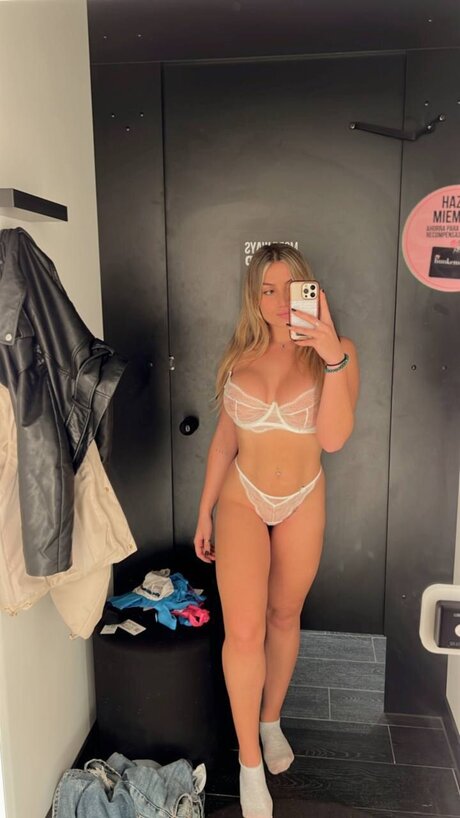 Itssschloeee naked model archive