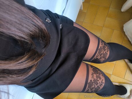 L Asiatiquee sex model picture