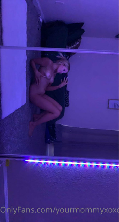 yourmommyxoxo porn model pictures