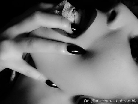 Glam Suicide star nude pic