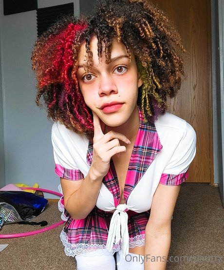 slautrx pretty actress image