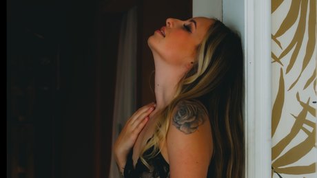 Caliwife13 pornstar erotic image