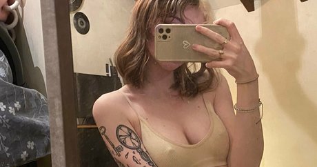 ZeeHell sexy model image