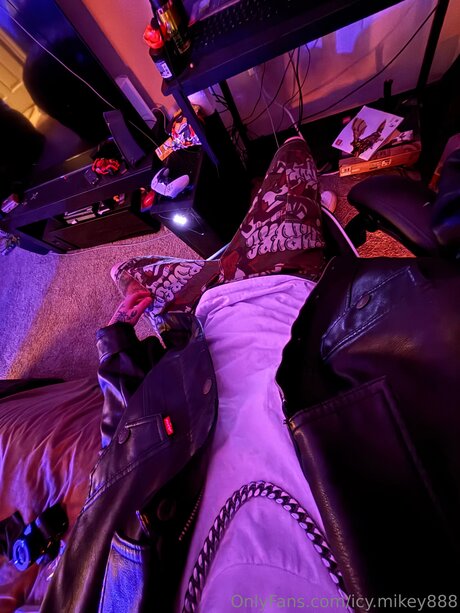 Icy Mikey888 sex model pics