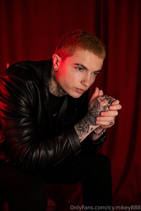 Icy Mikey888 sex model archive