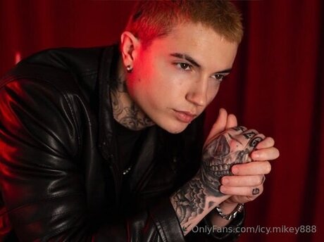 Icy Mikey888 nude model picture