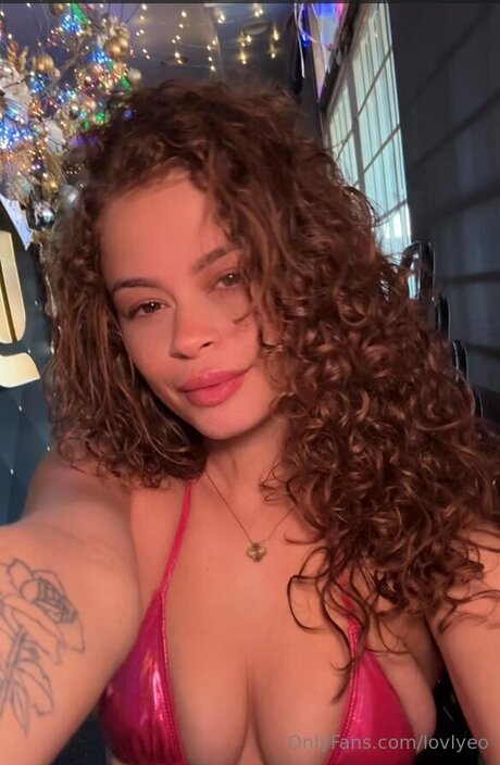 Lovlyeo model nude picture