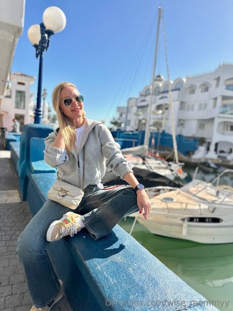 Wise Mommyy model nudes picture