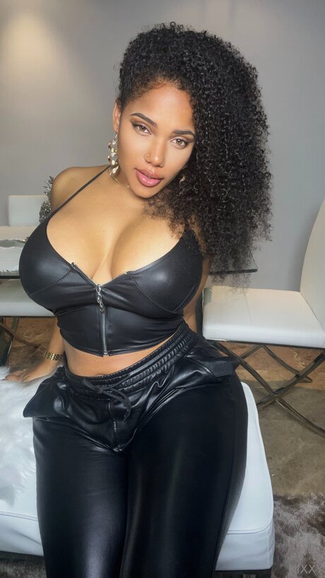 Kixxy model erotic image