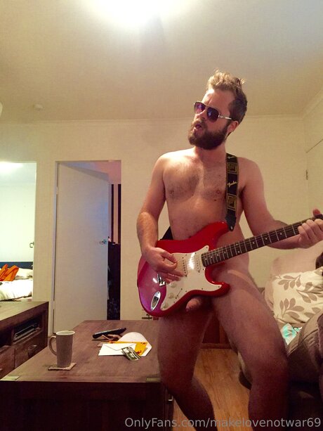 Makelovenotwar69 naked star galleries