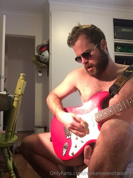 Makelovenotwar69 pornstar exclusive image