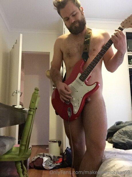 Makelovenotwar69 free model photos