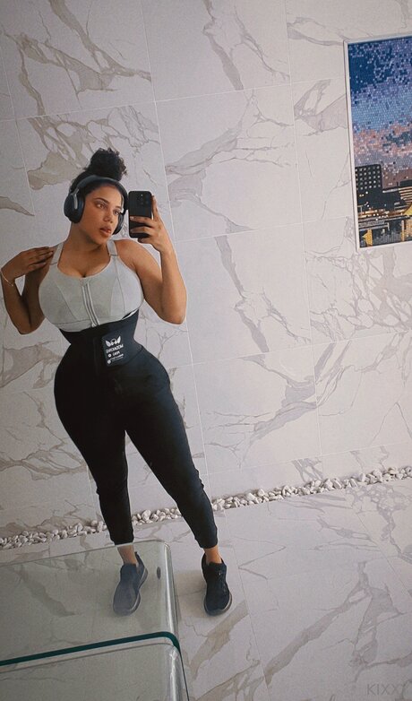 Thekixxy adult model images