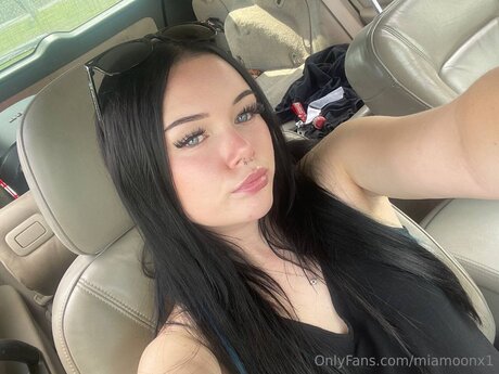 Miamoonx1 model naked images