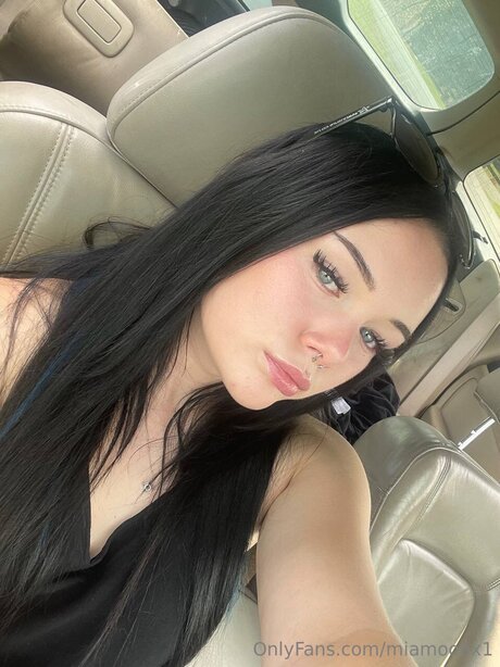 Miamoonx1 xxx model photo