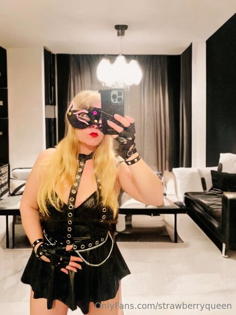 Strawberryqueen model nude picture