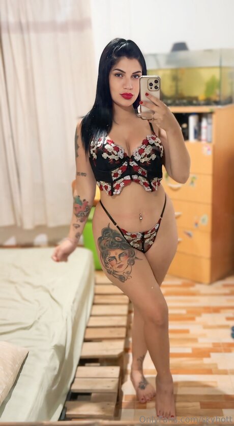 Skyhott exclusive model picture