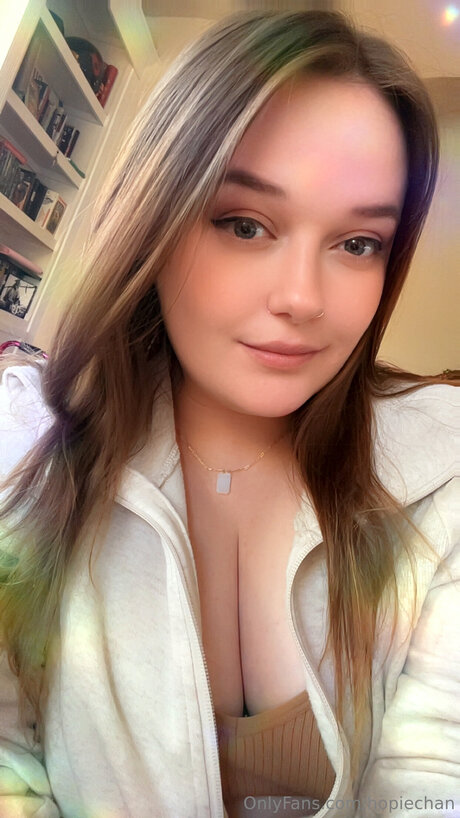 Hopiechan nude model pics