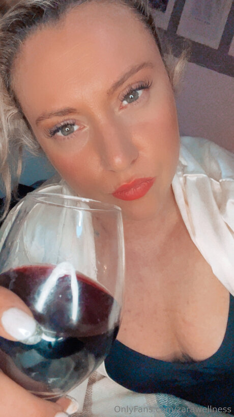 Zarawellness pretty model image