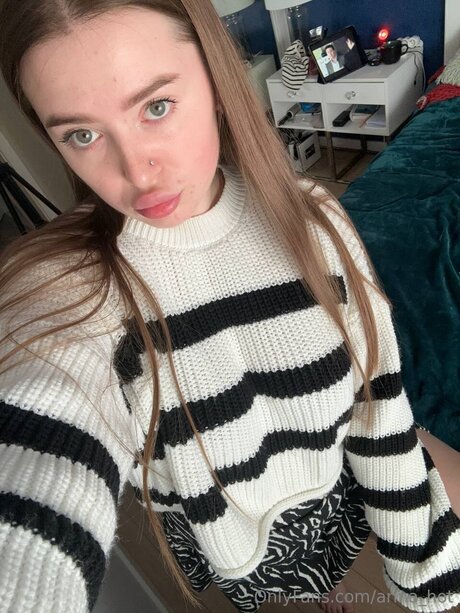 Arina Hot naked pornstar pics