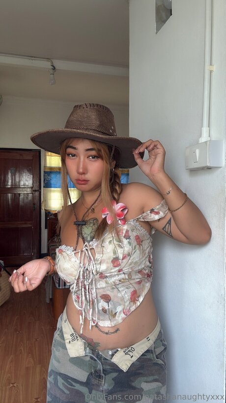 Natashanaughtyxxx erotic actress pic