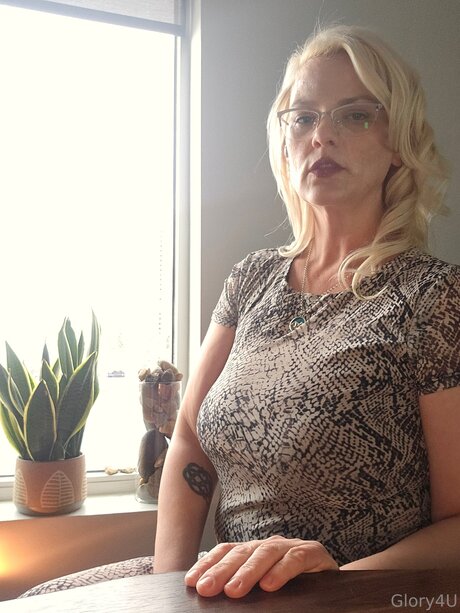 Glory4u naked model pic