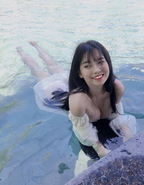 YiYi sexy actress images