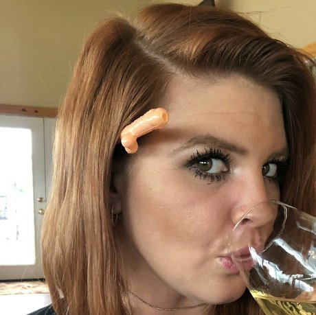 Hotredheadwife88 pornstar erotic pic