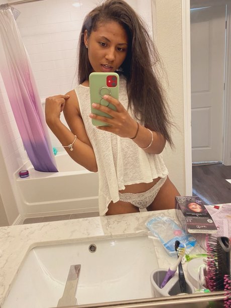 Leah MilkDiamond star sexy picture