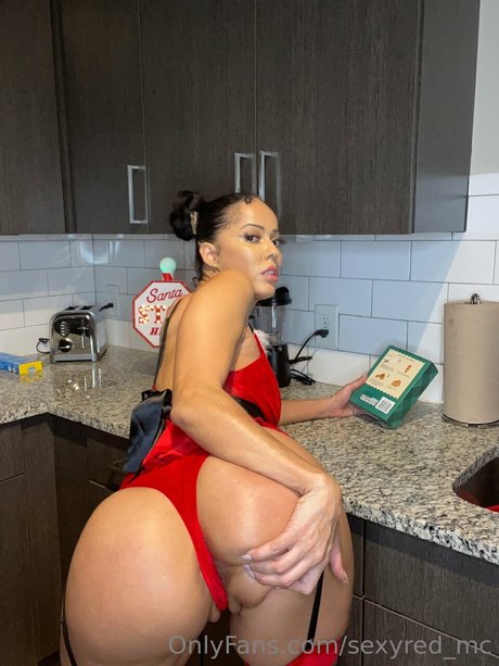 Sexy Red nice actress gallery