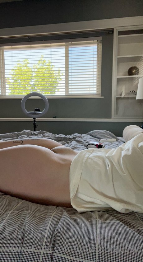 Sarahs button nice model pic