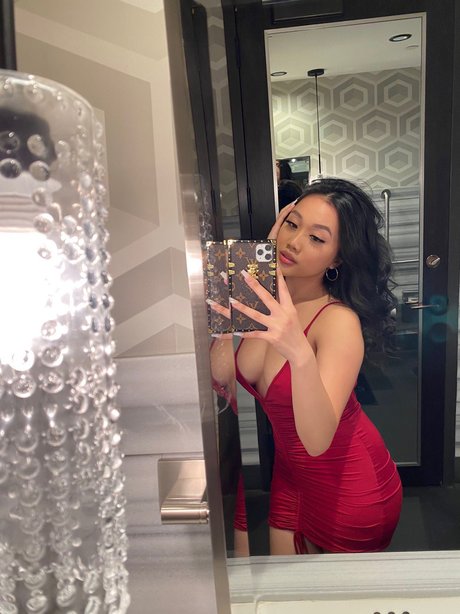 Adorenhi model erotic image