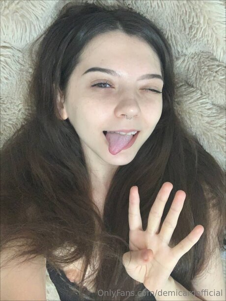 Demicardofficial model perfect picture