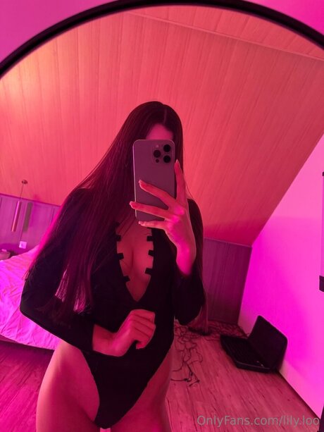 Lily Loo art model pictures