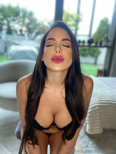 Onlyshiax sex actress photo