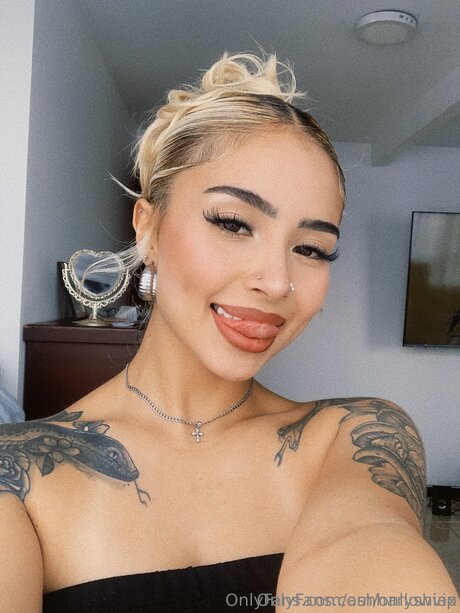 Onlyshiax adult star picture