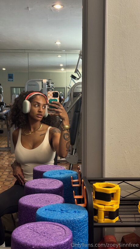 Zoeysinnfree nude model picture