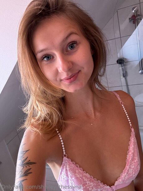 Shelley Thessyna beautiful star img