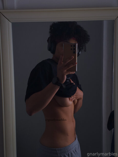 Gnarlymarbles art model picture