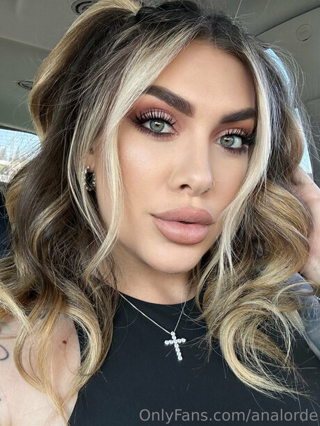 Analorde exclusive star pictures
