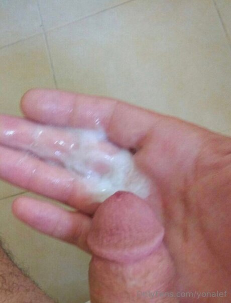 Yonalef model hot images