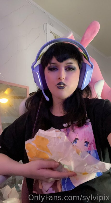 Sylvipix Young Goth Milf art actress img