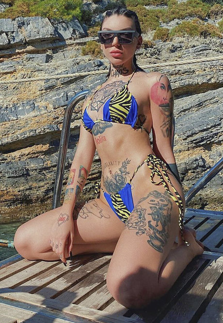 Doga Tuemer nude model gallery