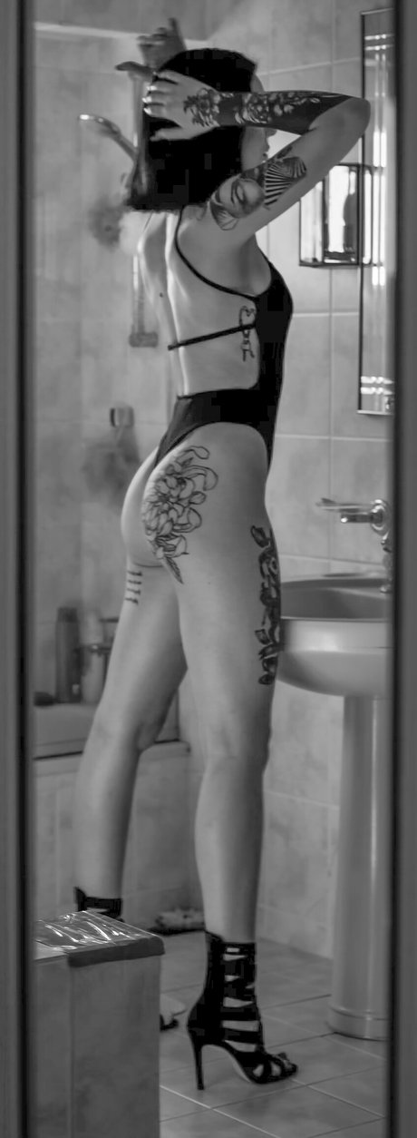 Doga Tuemer model high quality images